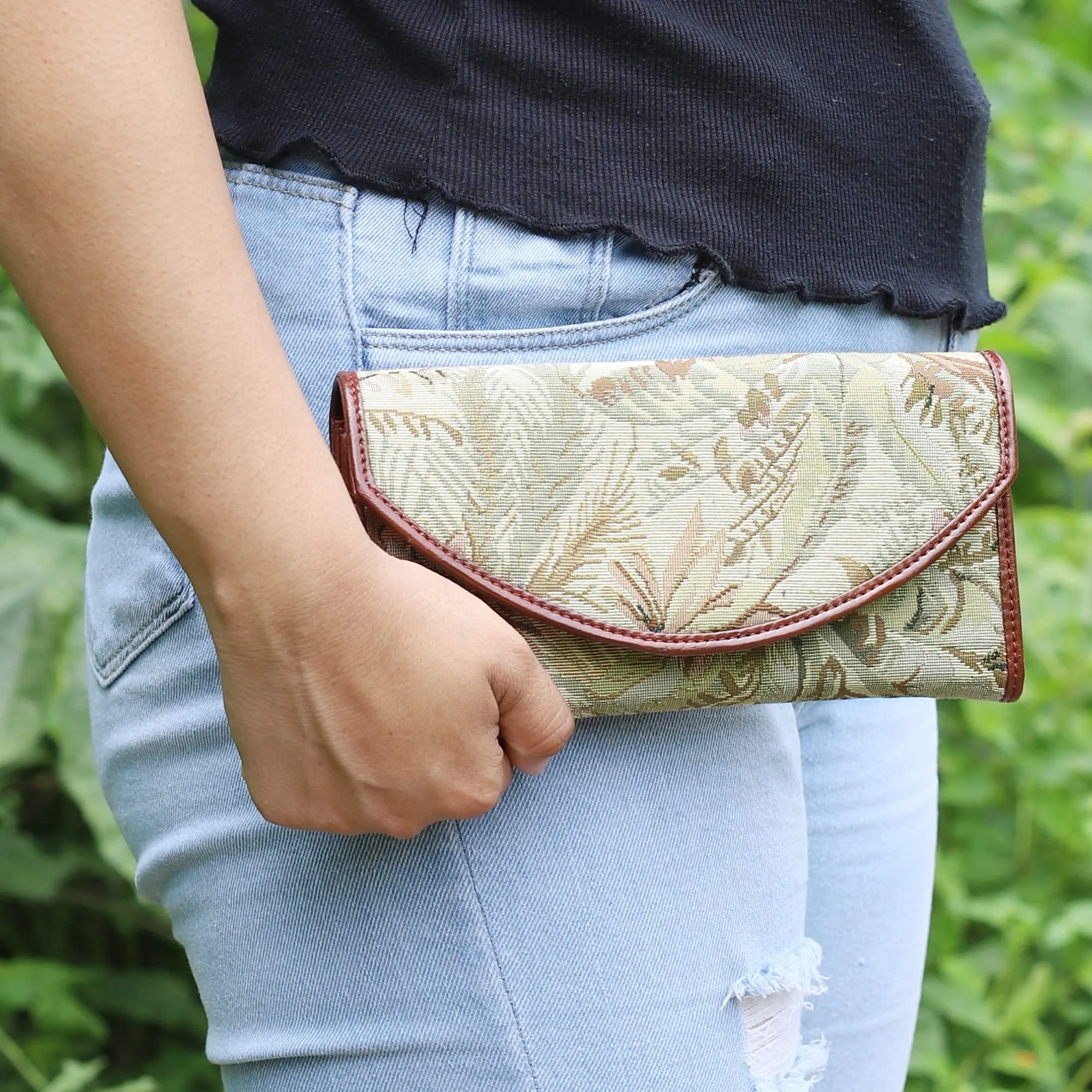 THE CLOWNFISH Mia Collection Tapestry Fabric & Faux Leather Snap Flap Closure Womens Wallet Clutch Ladies Purse with Multiple Card Holders (Off White-Floral)